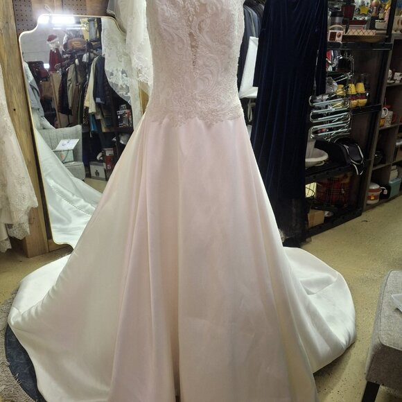 St. Patrick "Alysa" Wedding Gown (Unaltered) - Picture 2 of 13